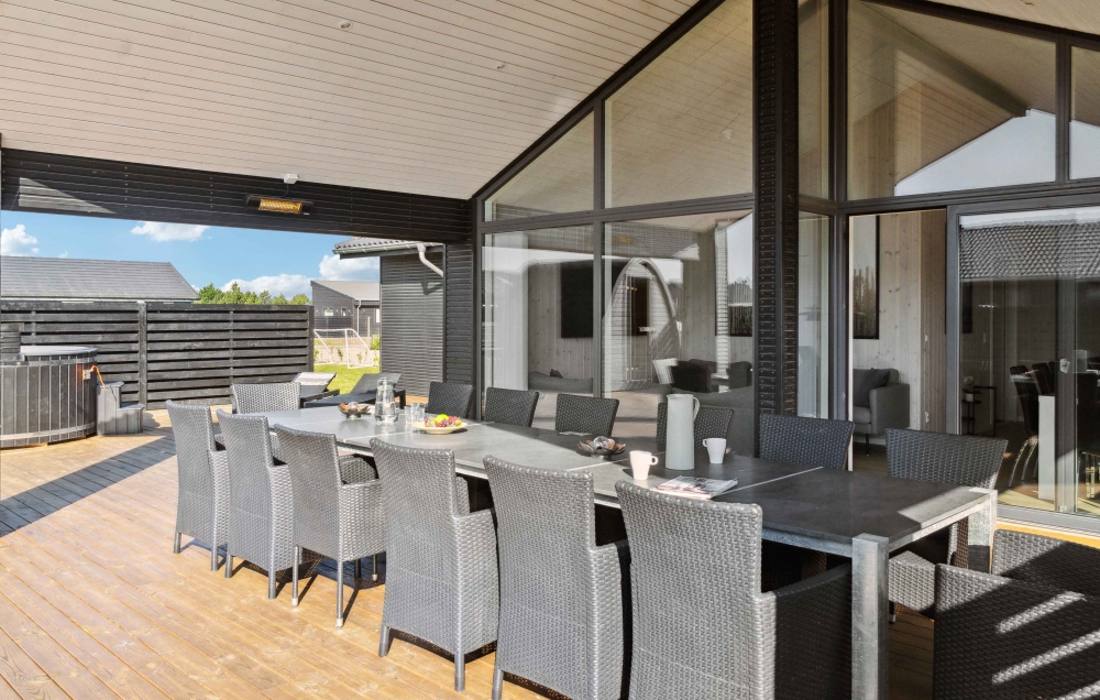 Genießen Sie einen Grillabend auf der Terrasse des Luxusferienhauses Nr. 661 in Lolland/Falster/Mön