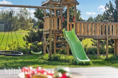 Zu dem attraktiven Ferienhaus Nr. 661 in Lolland/Falster/Mön gehört auch ein tolles Angebot im Außenbereich, z. B. Spieleturm und Schaukeln