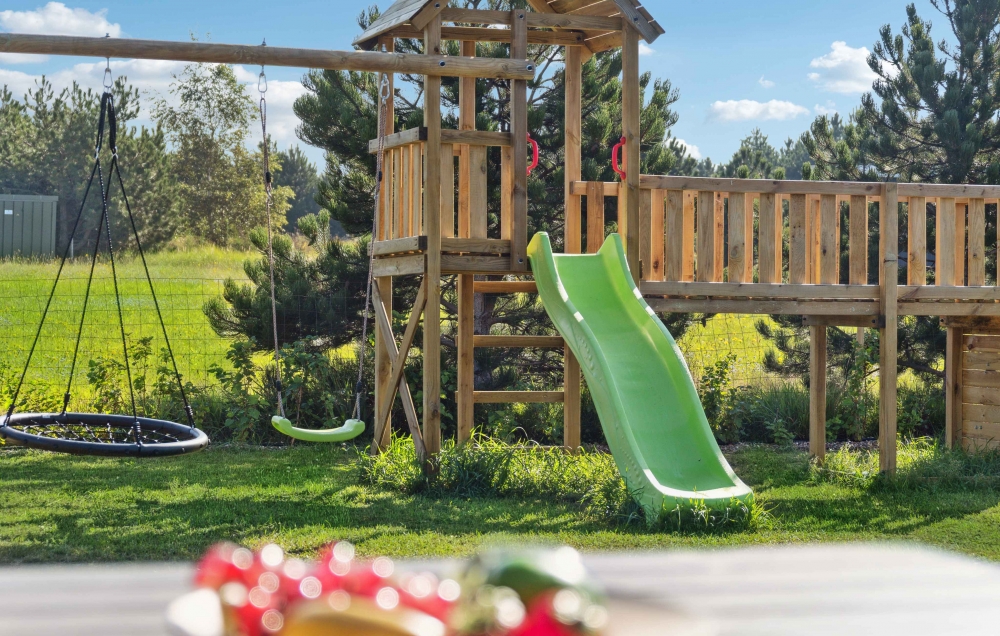 Zu dem attraktiven Ferienhaus Nr. 661 in Lolland/Falster/Mön gehört auch ein tolles Angebot im Außenbereich, z. B. Spieleturm und Schaukeln