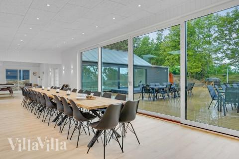 Der große, lichtdurchflutete Aufenthaltsraum im Luxusferienhaus Nr. 674 für 26.