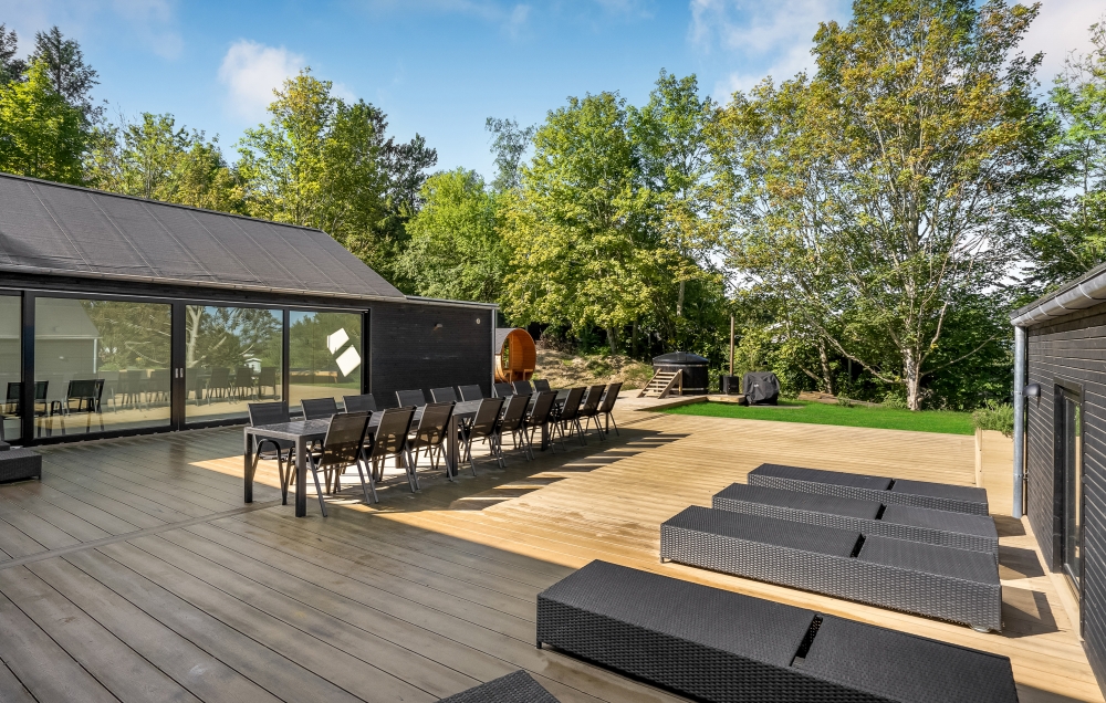 Genießen Sie einen Grillabend auf der Terrasse des Luxusferienhauses Nr. 674 in Nordseeland