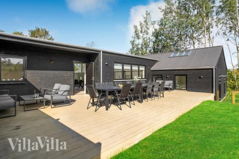 Auf der Terrasse des Ferienhauses Nr. 674 ist Platz für 26 Personen.