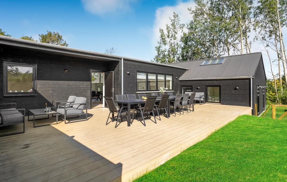 Auf der Terrasse des Ferienhauses Nr. 674 ist Platz für 26 Personen.