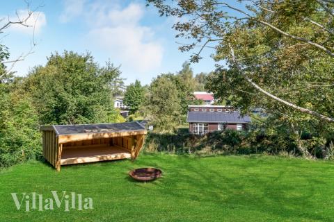 Zu dem attraktiven Ferienhaus Nr. 674 in Nordseeland gehört auch ein tolles Angebot im Außenbereich, z. B. Spieleturm und Schaukeln