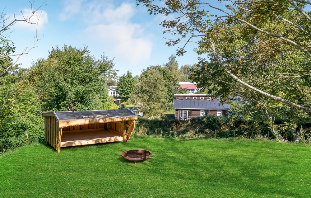 Zu dem attraktiven Ferienhaus Nr. 674 in Nordseeland gehört auch ein tolles Angebot im Außenbereich, z. B. Spieleturm und Schaukeln