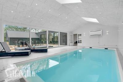 Das Ferienhaus 674 hat einen schicken Poolbereich mit Wasserrutsche, einem geräumigen, eingelassenen Whirlpool und einer Sauna.