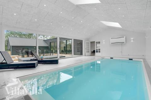 Das Ferienhaus 674 hat einen schicken Poolbereich mit Wasserrutsche, einem geräumigen, eingelassenen Whirlpool und einer Sauna.