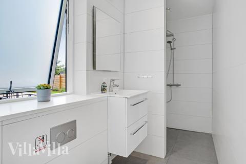 Eines der Badezimmer im Luxusferienhaus Nr. 674