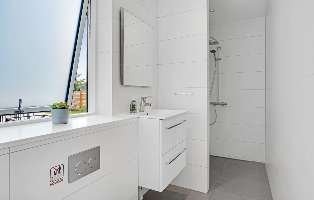 Eines der Badezimmer im Luxusferienhaus Nr. 674