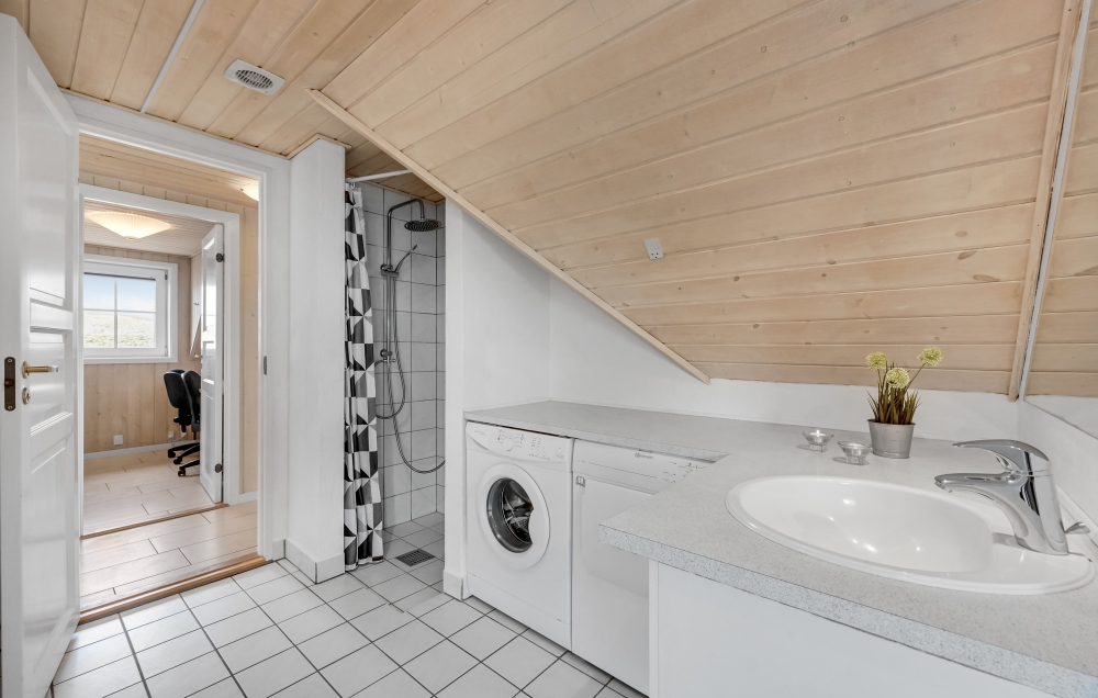Eines der Badezimmer im Luxusferienhaus Nr. 675