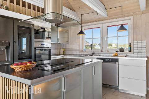 Die Küche in dem Luxusferienhaus Nr. 675 ist so gut ausgestattet, dass man problemlos Mahlzeiten für 15 Personen zubereiten kann.