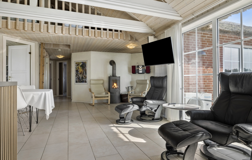 Aufenthaltsraum mit Platz für 15 im Luxusferienhaus Nr. 675.