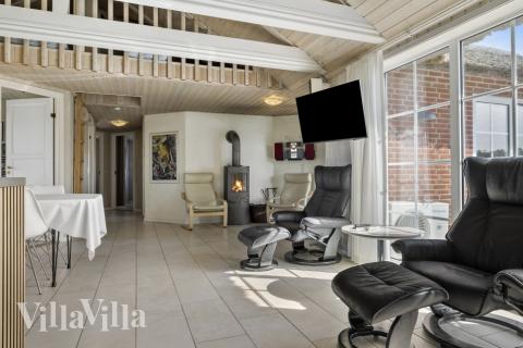 Aufenthaltsraum mit Platz für 15 im Luxusferienhaus Nr. 675.