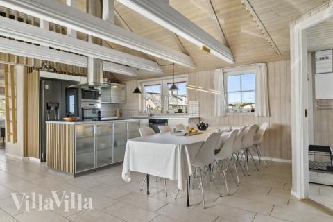 Der große, lichtdurchflutete Aufenthaltsraum im Luxusferienhaus Nr. 675 für 15.