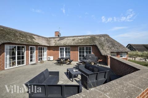 Genießen Sie einen Grillabend auf der Terrasse des Luxusferienhauses Nr. 675 in Westjütland