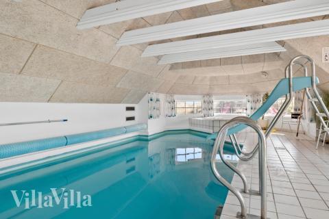 Das Ferienhaus 675 hat einen schicken Poolbereich mit Wasserrutsche, einem geräumigen, eingelassenen Whirlpool und einer Sauna.