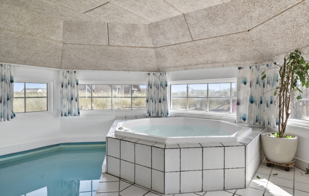 Genießen Sie den warmen Whirlpool im Luxusferienhaus Nr. 675 in Westjütland