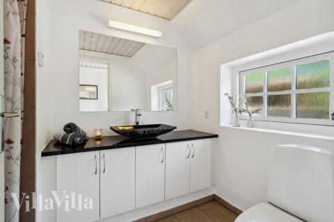 Eines der Badezimmer im Luxusferienhaus Nr. 678