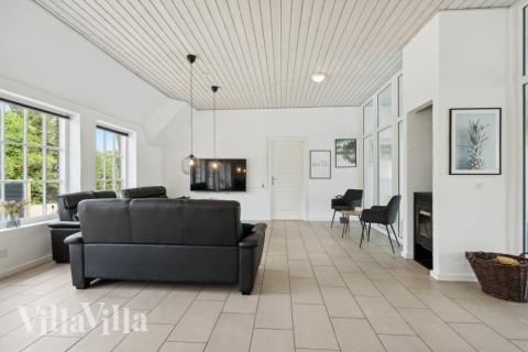 Die Couch im Luxusferienhaus Nr. 678 in Westjütland lädt zu Gesellschaftsspielen oder zu Kinoabenden ein.