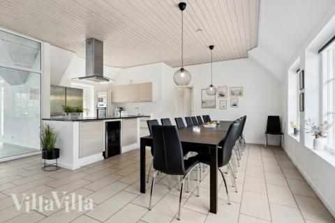 Der große, lichtdurchflutete Aufenthaltsraum im Luxusferienhaus Nr. 678 für 16.