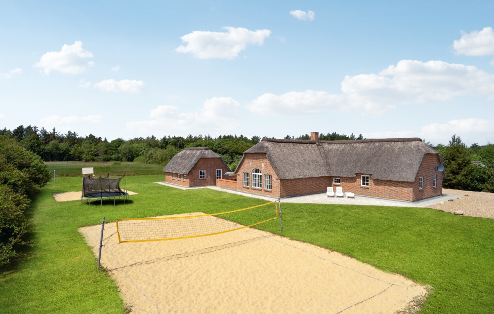 Zu dem attraktiven Ferienhaus Nr. 678 in Westjütland gehört auch ein tolles Angebot im Außenbereich, z. B. Spieleturm und Schaukeln