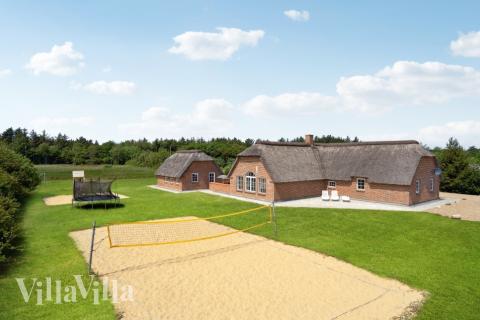 Zu dem attraktiven Ferienhaus Nr. 678 in Westjütland gehört auch ein tolles Angebot im Außenbereich, z. B. Spieleturm und Schaukeln