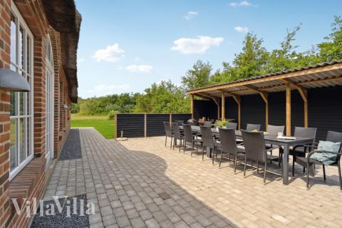 Genießen Sie einen Grillabend auf der Terrasse des Luxusferienhauses Nr. 678 in Westjütland