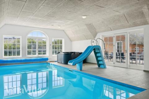 Das Ferienhaus 678 hat einen schicken Poolbereich mit Wasserrutsche, einem geräumigen, eingelassenen Whirlpool und einer Sauna.