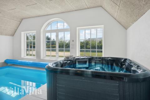 Genießen Sie den warmen Whirlpool im Luxusferienhaus Nr. 678 in Westjütland