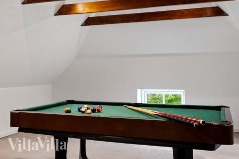 Neben den vielen schönen Stunden, die man im Poolbereich des Hauses verbringen kann, bietet das Luxusferienhaus 679 auch Spielevergnügen bei Billard/Tischtennis und Darts