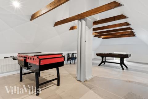 Das Luxusferienhaus 679 für 22 Personen hat einen großen Aktivitätsraum mit u. a. Billard und Darts