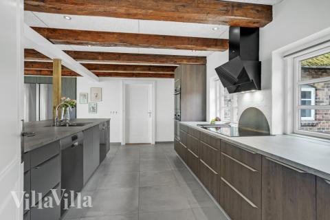 Die Küche in dem Luxusferienhaus Nr. 679 ist so gut ausgestattet, dass man problemlos Mahlzeiten für 22 Personen zubereiten kann.