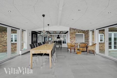 Der große, lichtdurchflutete Aufenthaltsraum im Luxusferienhaus Nr. 679 für 22.