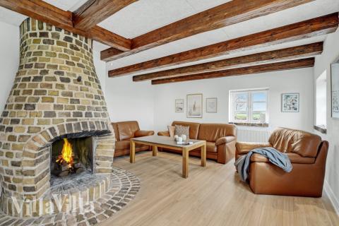 Die Couch im Luxusferienhaus Nr. 679 in Westjütland lädt zu Gesellschaftsspielen oder zu Kinoabenden ein.