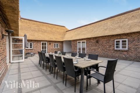 Genießen Sie einen Grillabend auf der Terrasse des Luxusferienhauses Nr. 679 in Westjütland