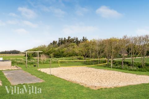 Zu dem attraktiven Ferienhaus Nr. 679 in Westjütland gehört auch ein tolles Angebot im Außenbereich, z. B. Spieleturm und Schaukeln