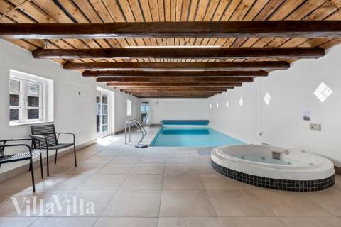 Das Ferienhaus 679 hat einen schicken Poolbereich mit Wasserrutsche, einem geräumigen, eingelassenen Whirlpool und einer Sauna.