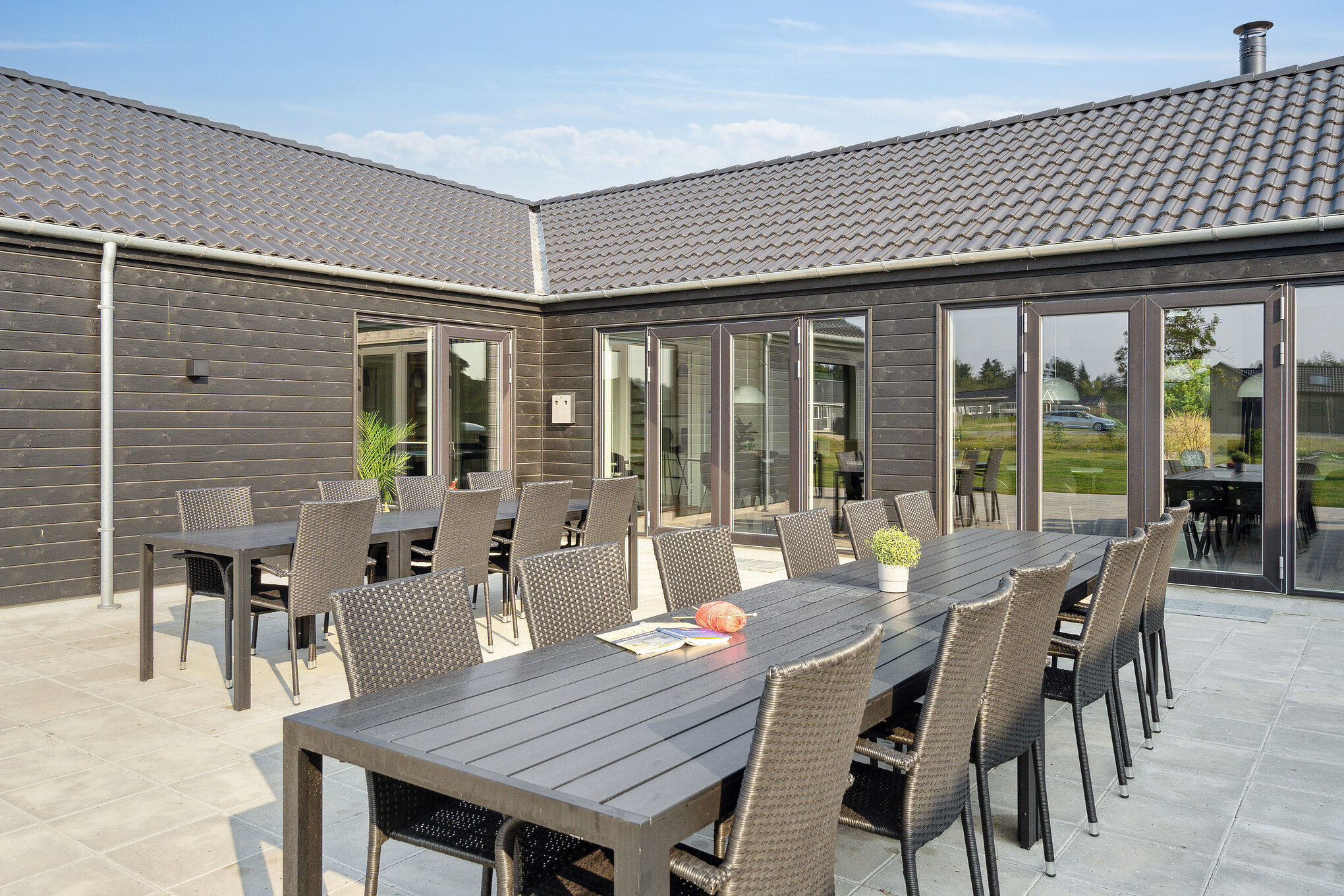Genießen Sie einen Grillabend auf der Terrasse des Luxusferienhauses Nr. 802 in Ostjütland