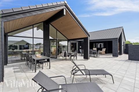 Das Luxusferienhaus Nr. 810 hat eine tolle Terrasse, die mit hochwertigen Gartenmöbeln für 18 Personen ausgestattet ist.