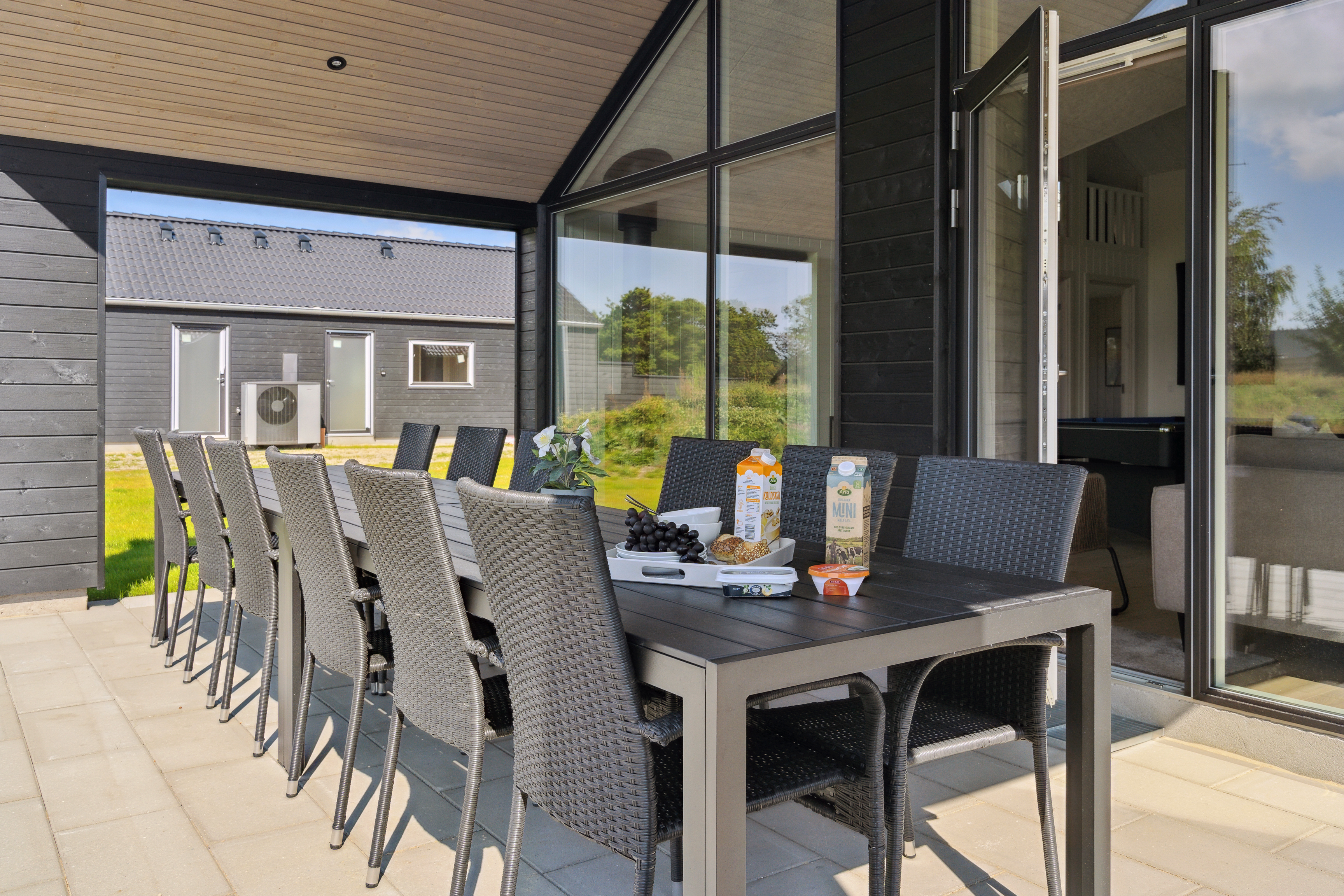 Genießen Sie einen Grillabend auf der Terrasse des Luxusferienhauses Nr. 824 in Ostjütland