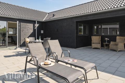 Genießen Sie einen Grillabend auf der Terrasse des Luxusferienhauses Nr. 832 in Ostjütland