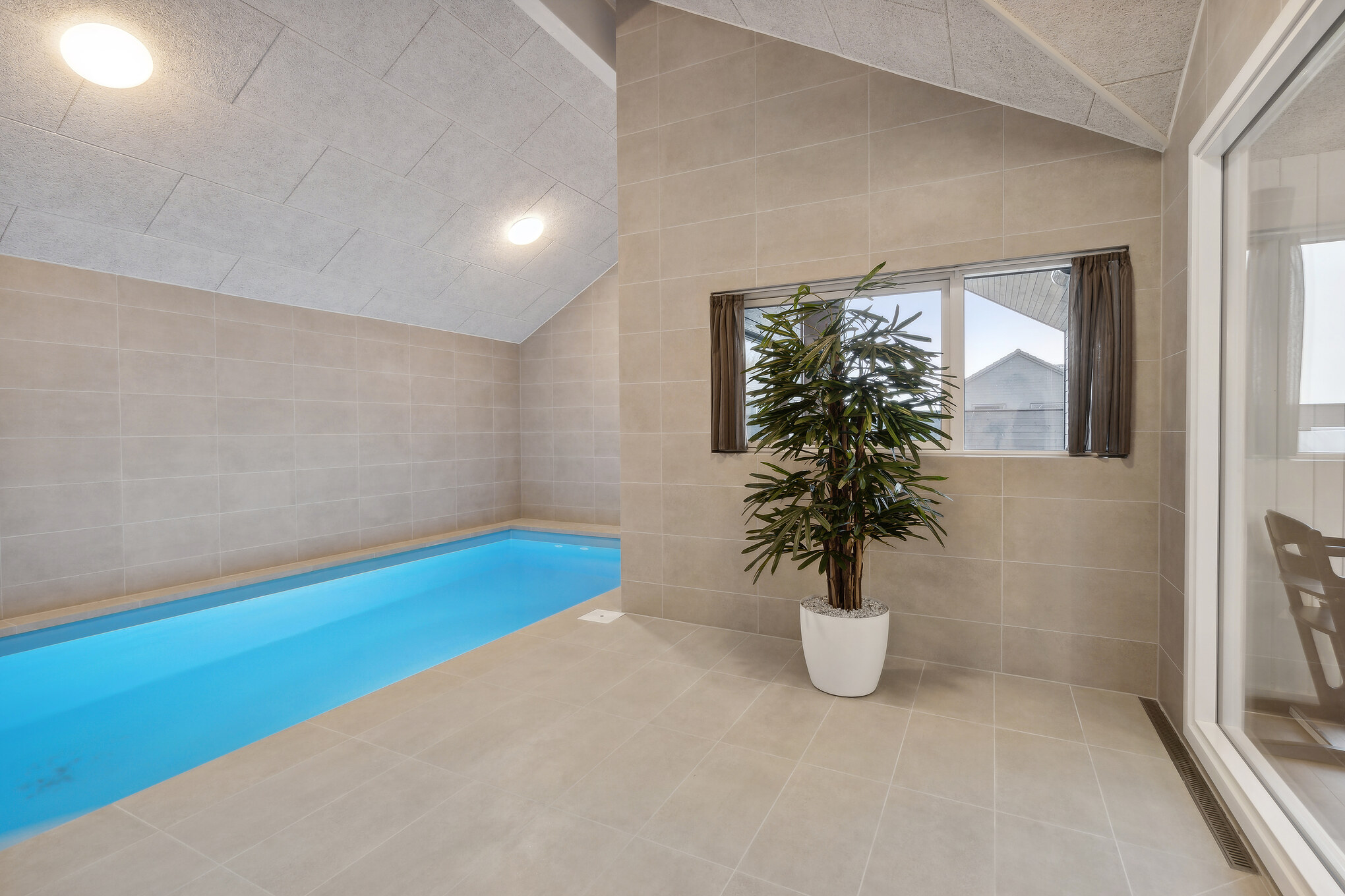 Das Ferienhaus 647 hat einen schicken Poolbereich mit Wasserrutsche, einem geräumigen, eingelassenen Whirlpool und einer Sauna.