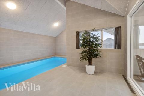 Das Ferienhaus 647 hat einen schicken Poolbereich mit Wasserrutsche, einem geräumigen, eingelassenen Whirlpool und einer Sauna.