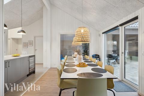 Der große, lichtdurchflutete Aufenthaltsraum im Luxusferienhaus Nr. 647 für 14.