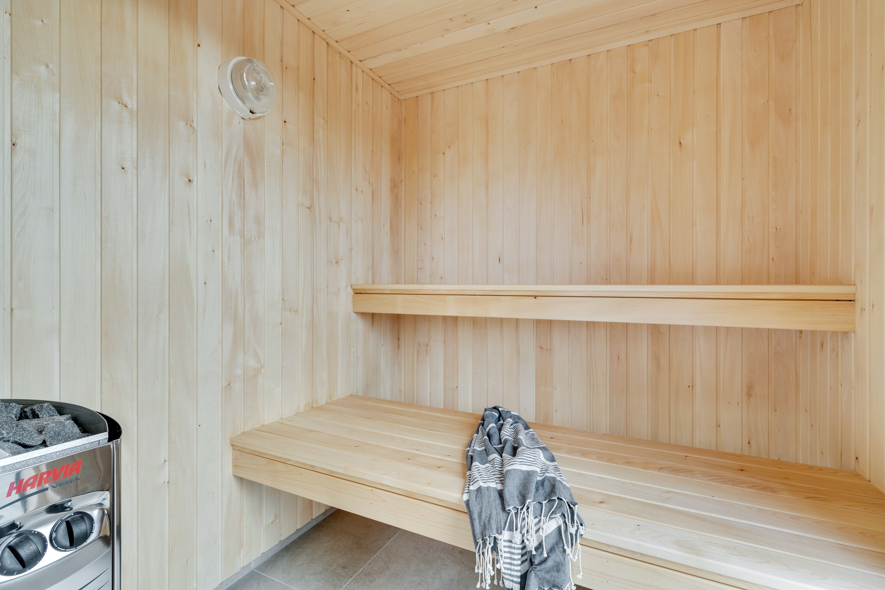 Genießen Sie die heiße Sauna im Luxusferienhaus Nr. 647 für 14 Personen
