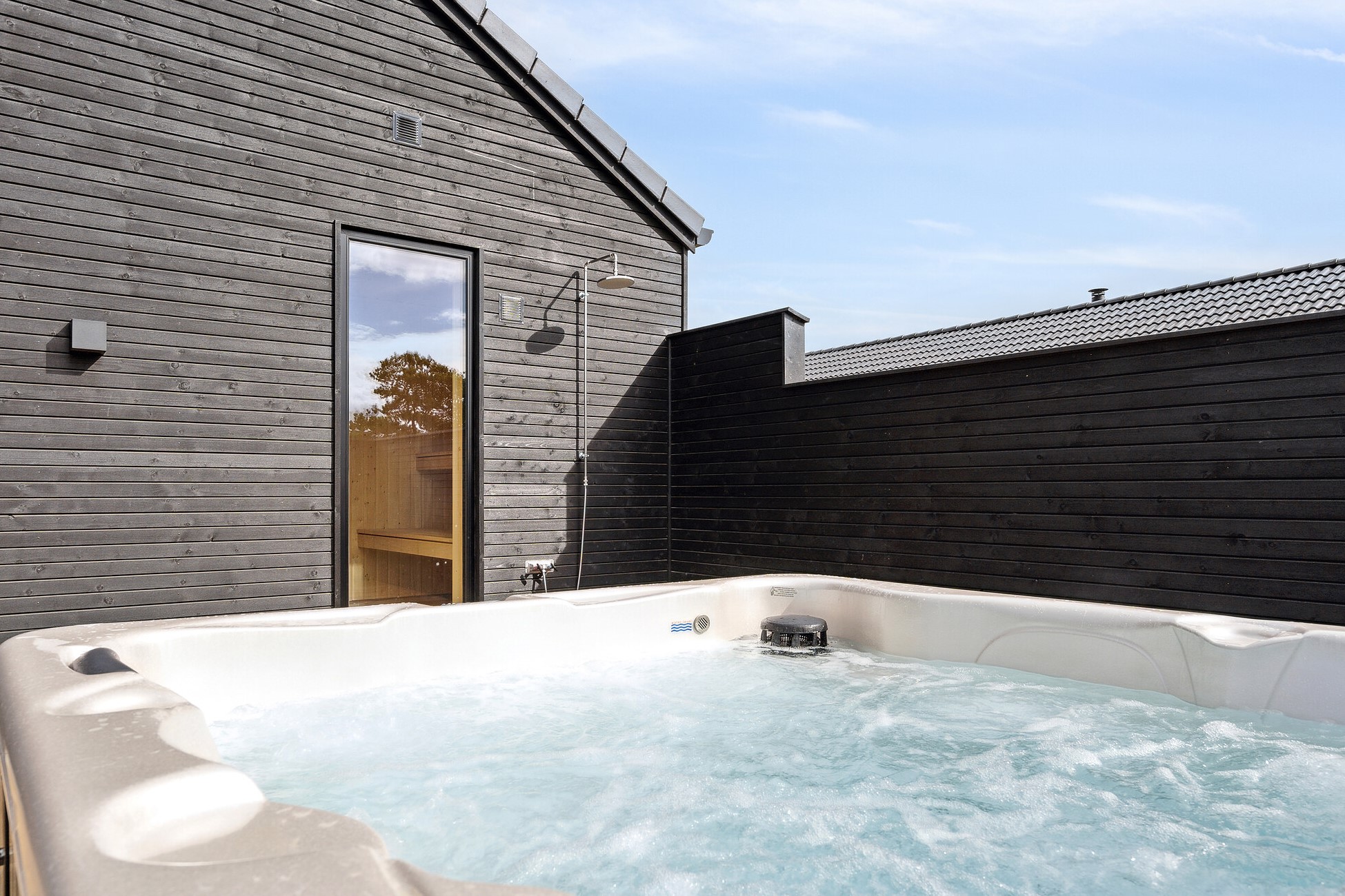 Genießen Sie den warmen Whirlpool im Luxusferienhaus Nr. 647 in Fünen und seine Inseln