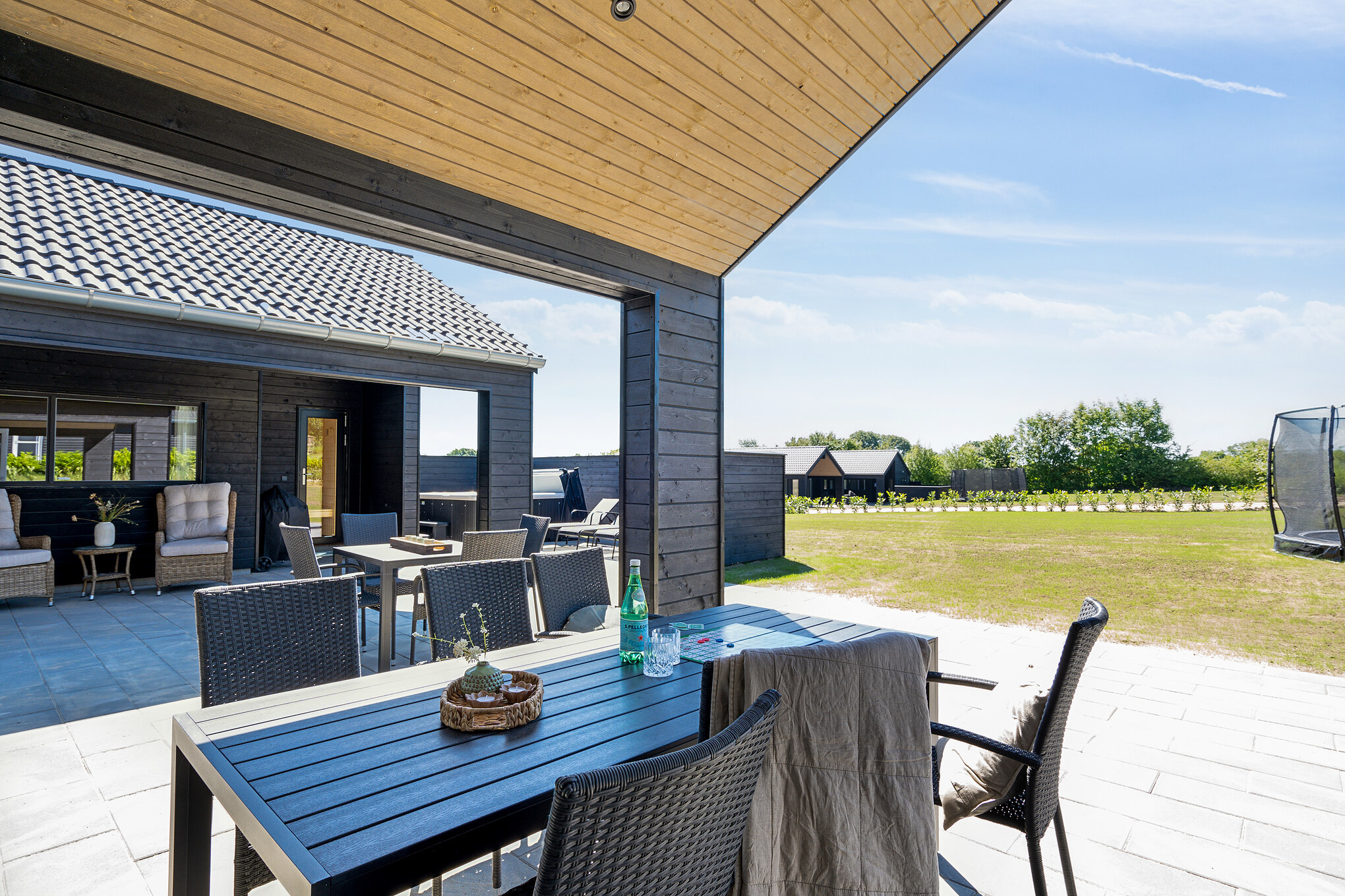 Das Luxusferienhaus Nr. 647 hat eine tolle Terrasse, die mit hochwertigen Gartenmöbeln für 14 Personen ausgestattet ist.
