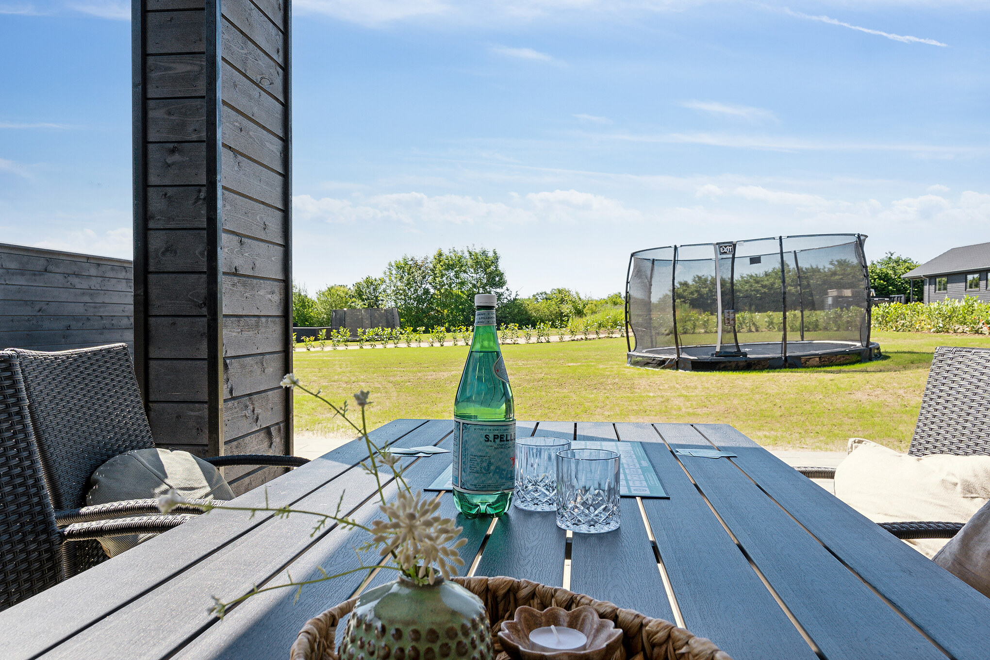 Genießen Sie einen Grillabend auf der Terrasse des Luxusferienhauses Nr. 647 in Fünen und seine Inseln