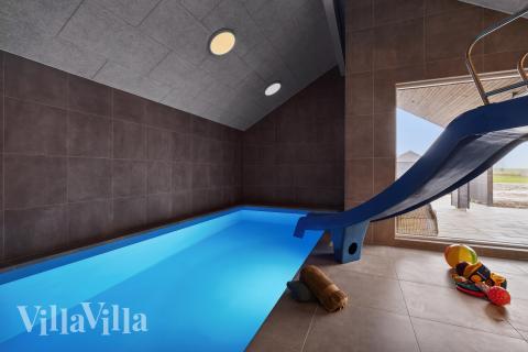 Das Ferienhaus 630 hat einen schicken Poolbereich mit Wasserrutsche, einem geräumigen, eingelassenen Whirlpool und einer Sauna.