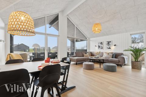 Der große, lichtdurchflutete Aufenthaltsraum im Luxusferienhaus Nr. 630 für 16.